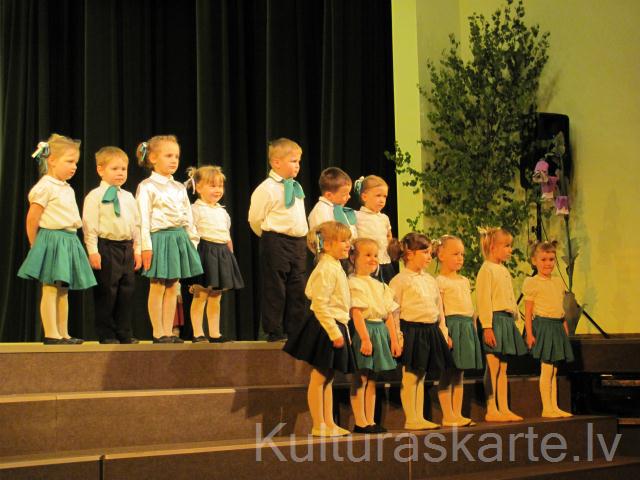 Caur rasas mirdzumu